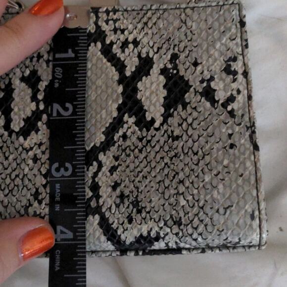 Small‎ Nine West faux snakeskin clutch - Picture 6 of 9